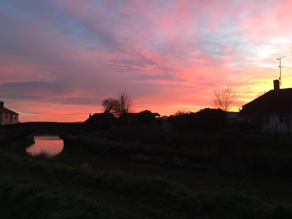 Delightful Cottage On The River Adur Close To Brighton & The Downs No Dogs Sorry Upper Beeding Exterior foto